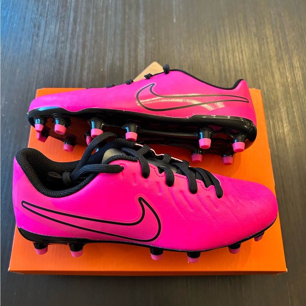 Nike JR LEGEND 10 CLUB FG/MG. Girls soccer cleats size 2Y.